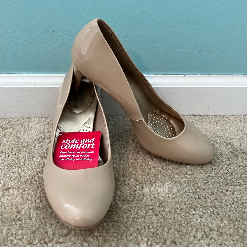 Dexflex patent nude pumps/heels NWT 8.5